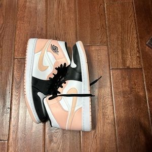 Jordan 1 Mid Crimson